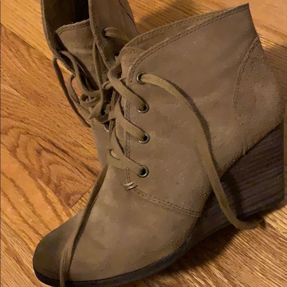 Shoes - Picture 3 of 4